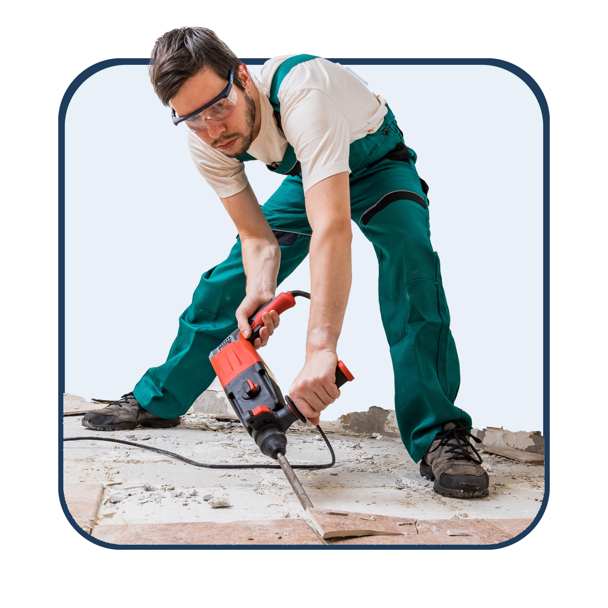 Arbeiter bei der Entferung von Bodenfliesen im Rahmen von Sanierungsarbeiten