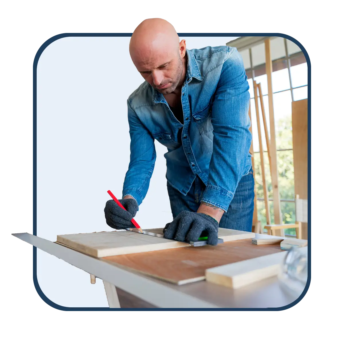 Ein Arbeiter beim Zuschnitt im Ladenbau