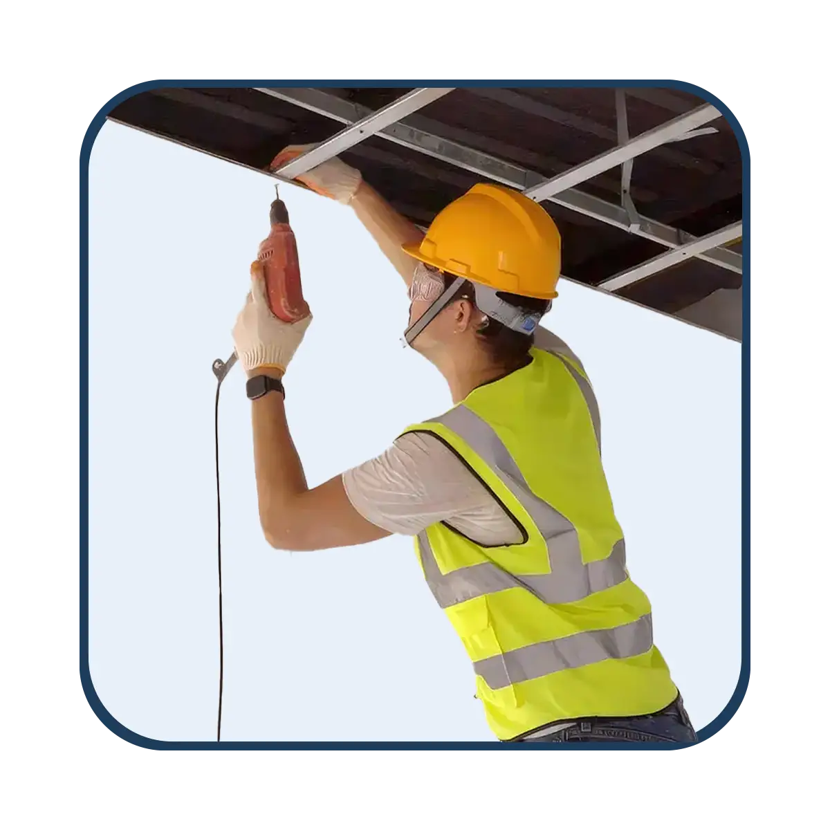 Ein Arbeiter beim Anbringen von Deckensystemen