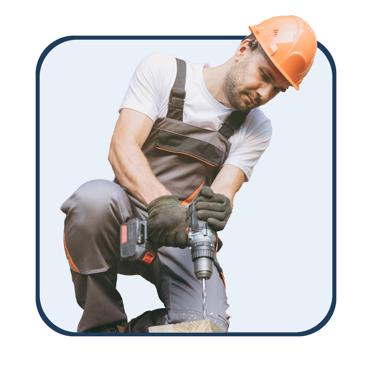 Inbauwerk Berlin Ein Arbeiter mit Helm und Bohrmaschine