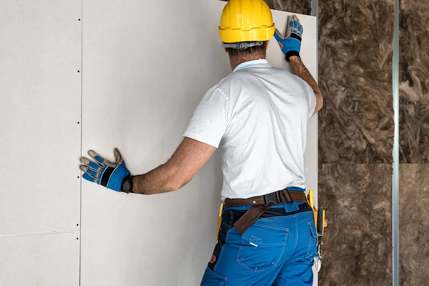 Arbeiter beim Akustikbau