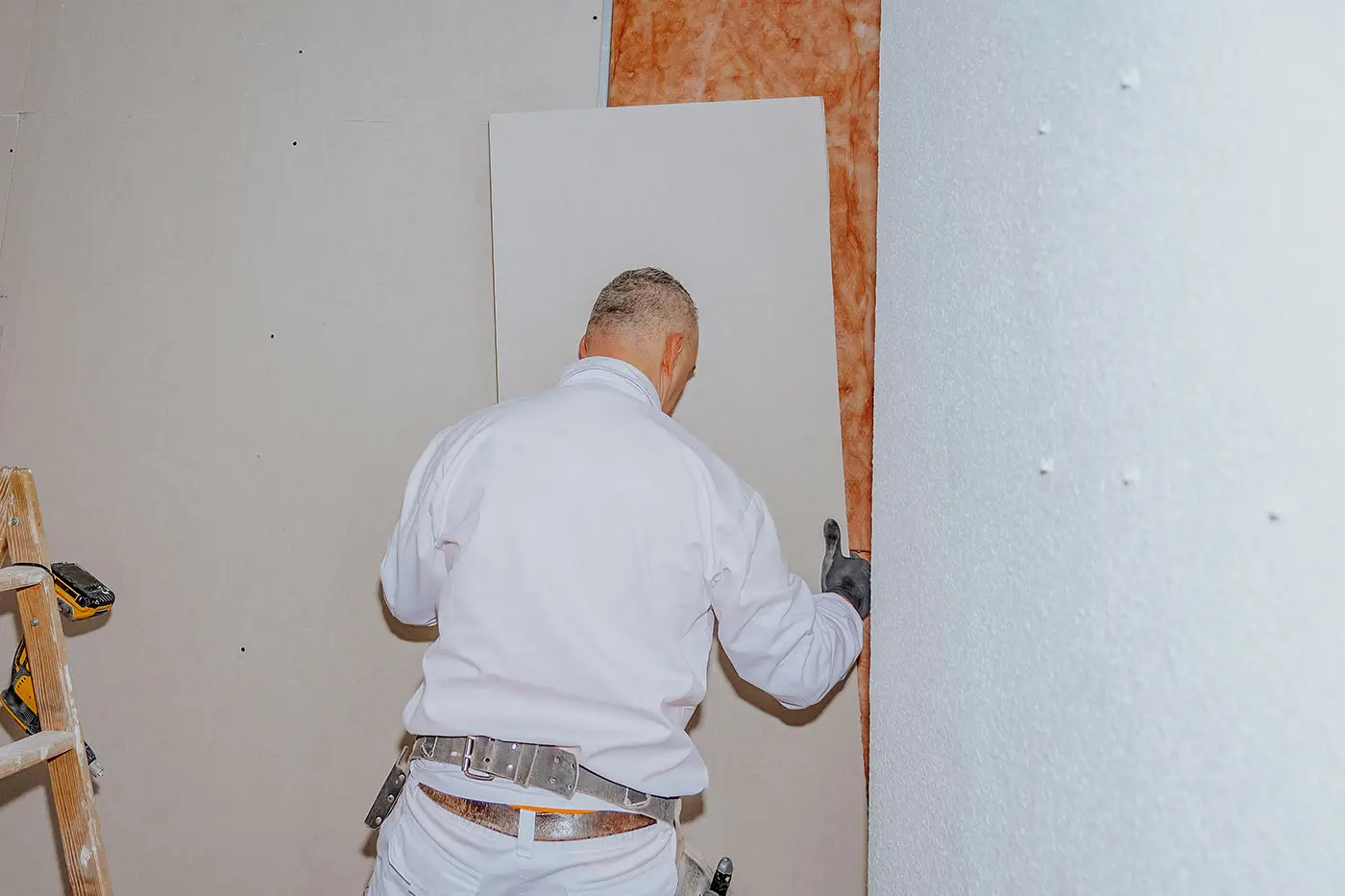 Arbeiter beim Akustikbau