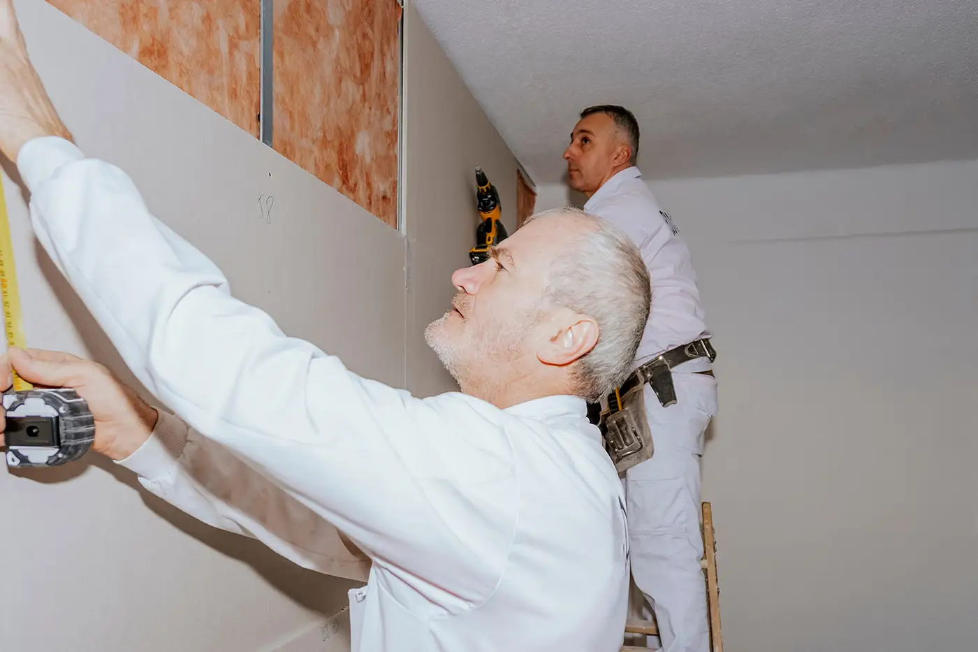Arbeiter beim Akustikbau