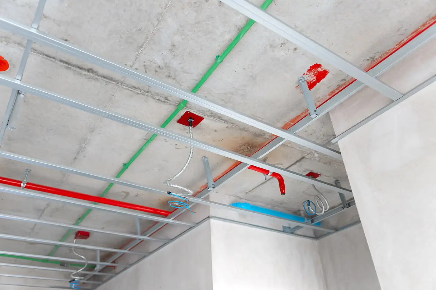 Arbeiter beim Akustikbau