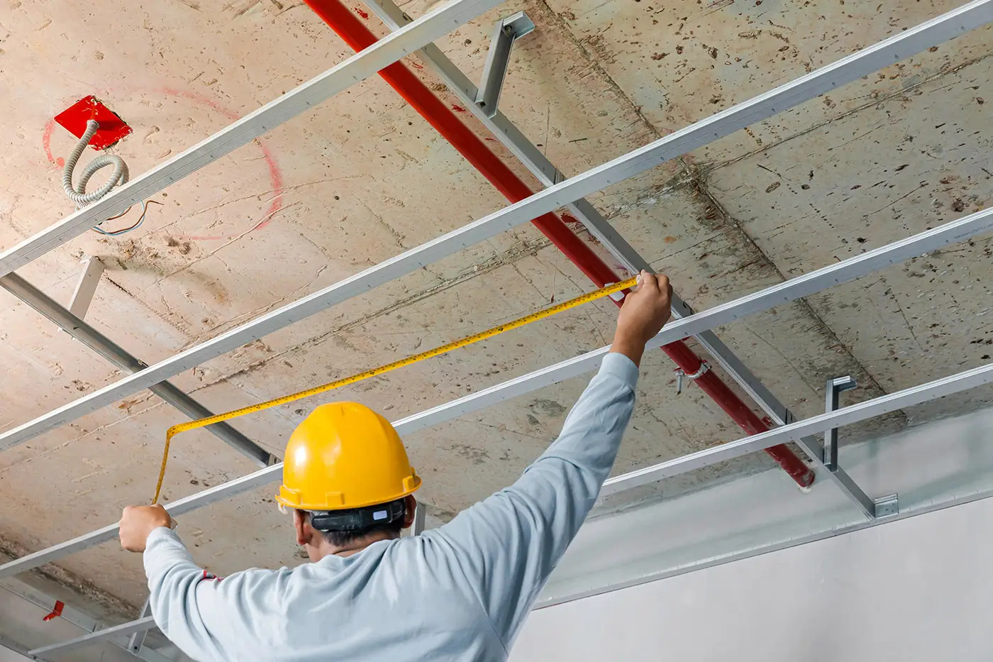 Arbeiter beim Akustikbau