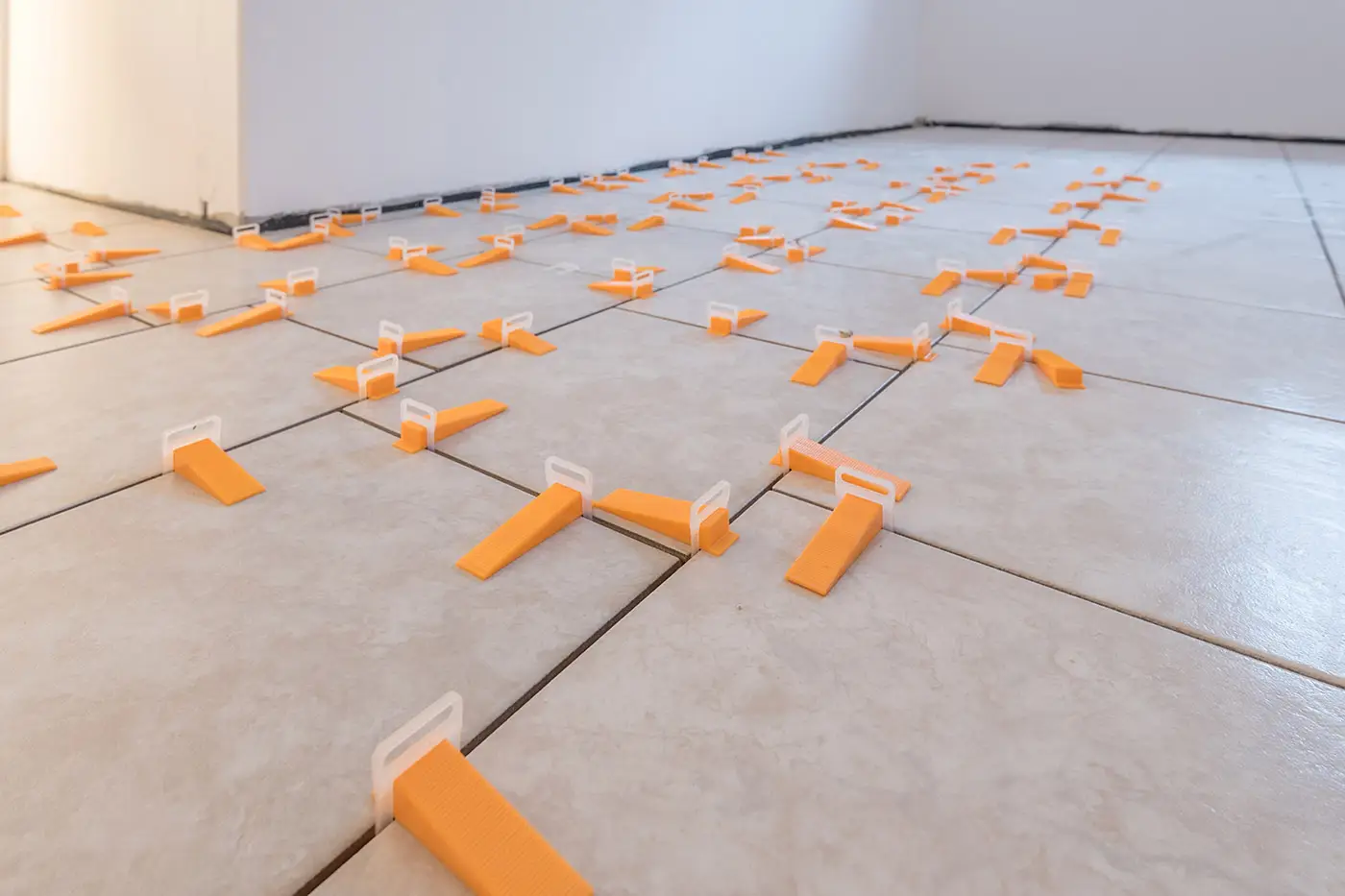 Bodenfliesen vor der Verfugung