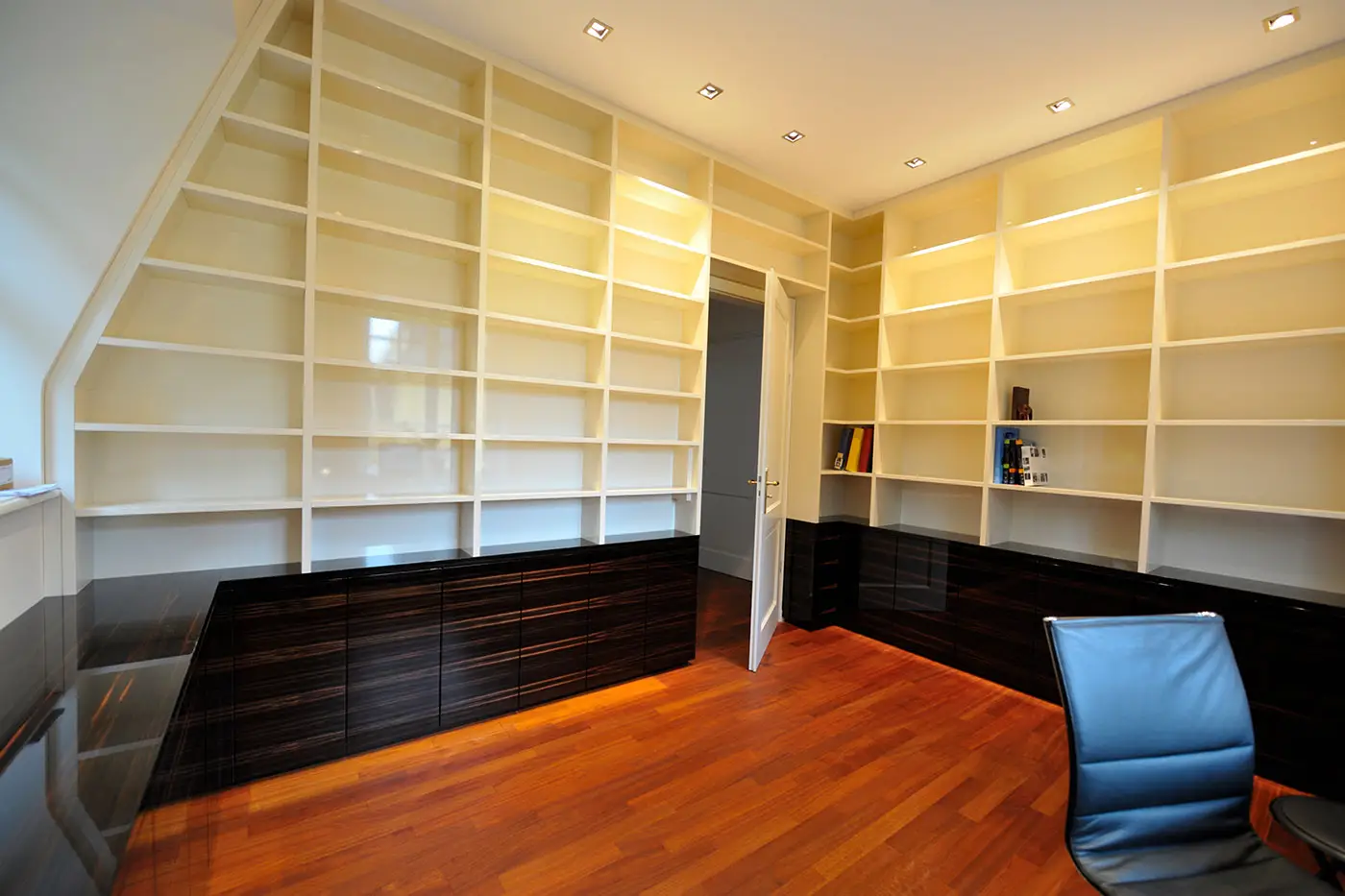 Ein modernes Wandregal in einem ausgebauten Dachgeschoss