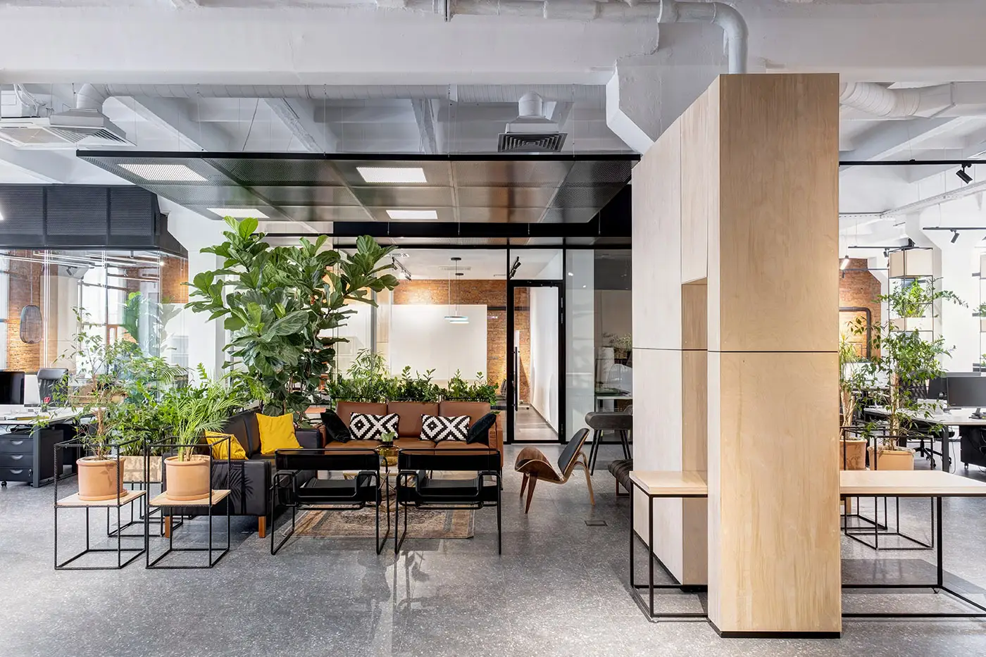 Blick in frisch renovierte Büroräume nach Innenausbau