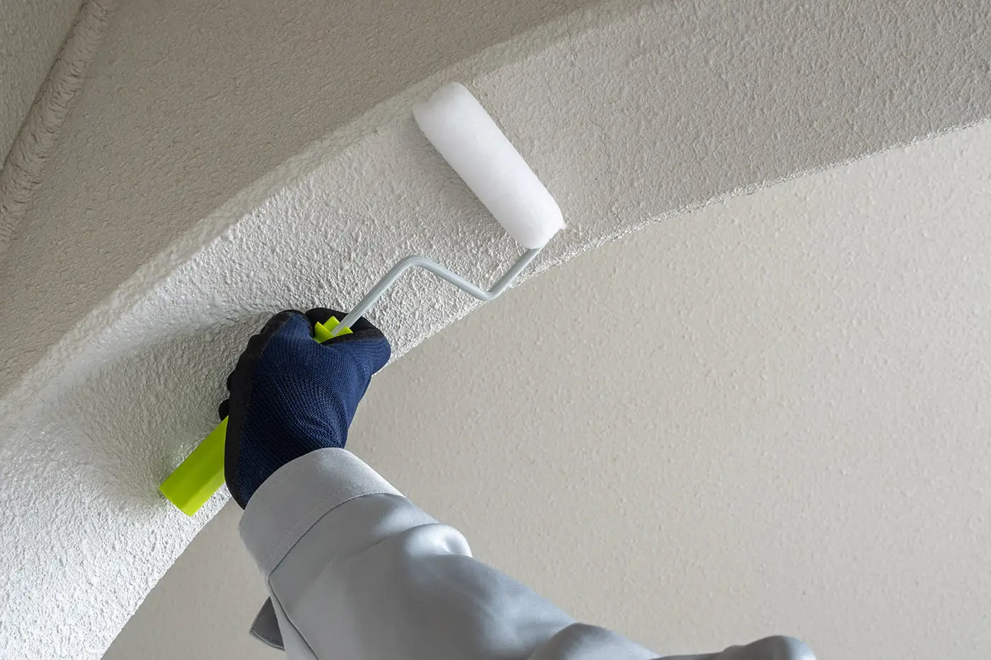 Ein Türbogen wird weiß gestrichen