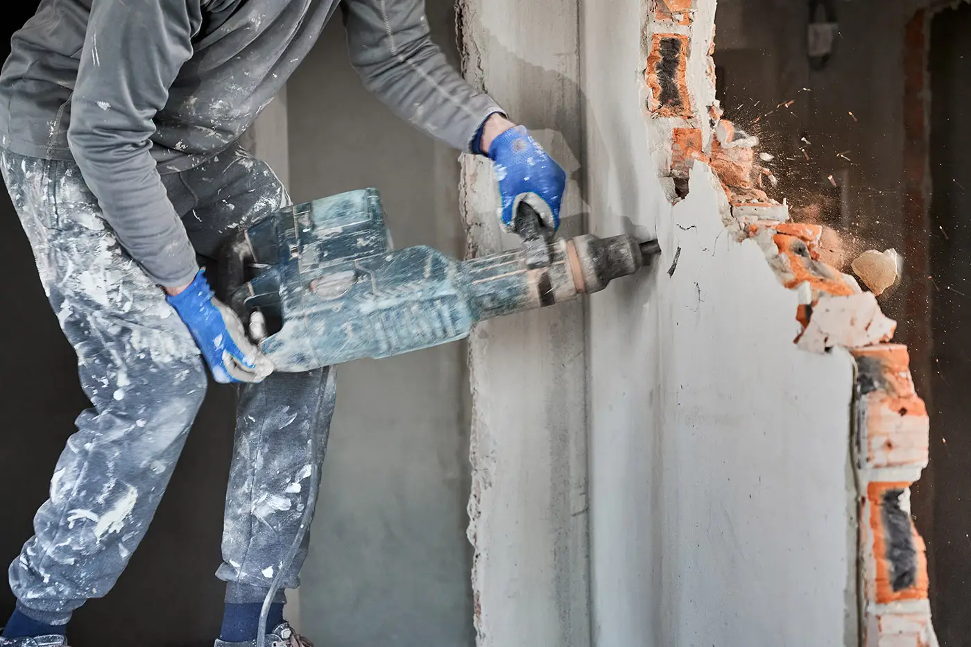 Abrissarbeiten an einer Innenwand
