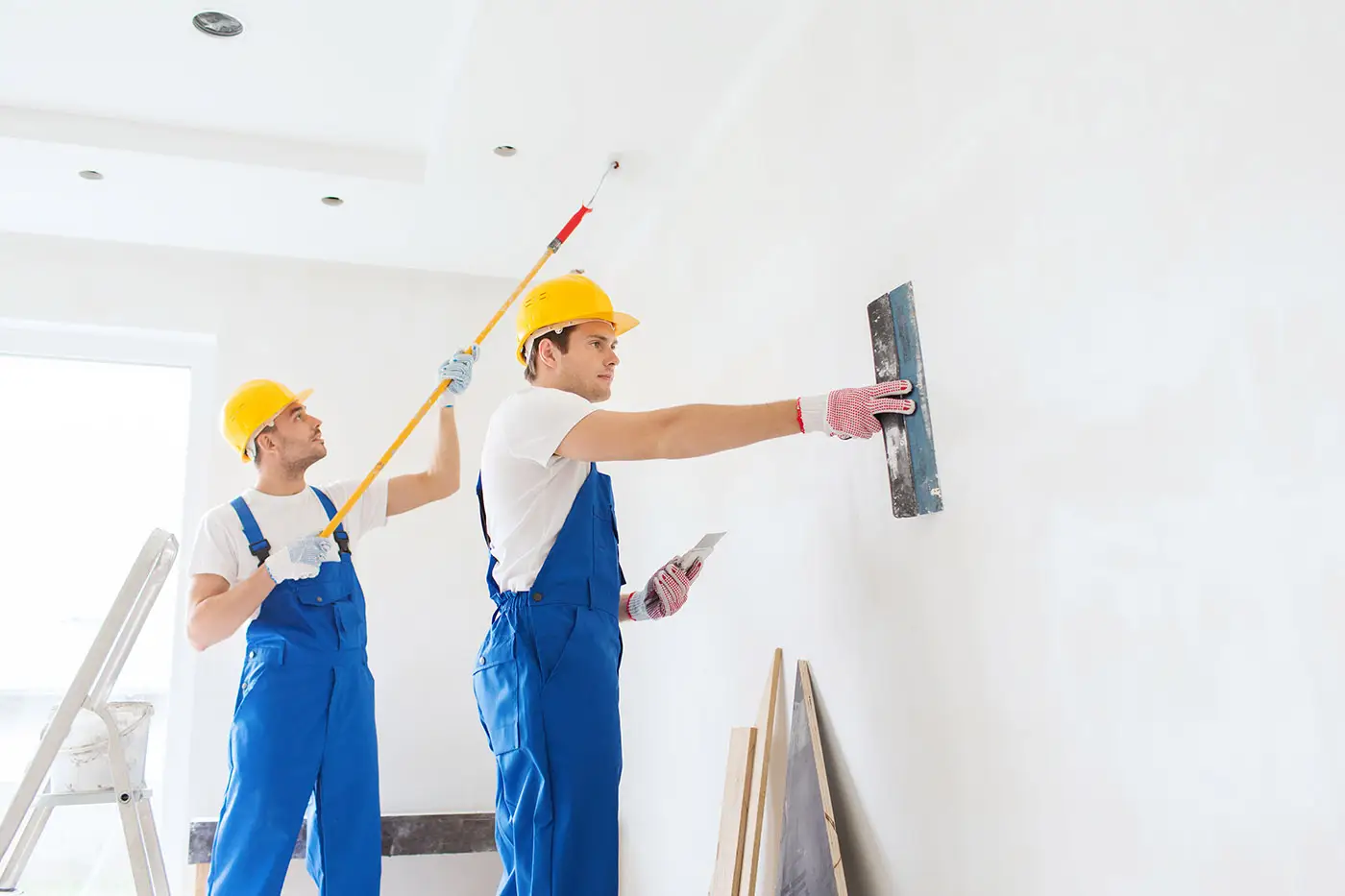 Arbeiter beim Verputzen einer Wand