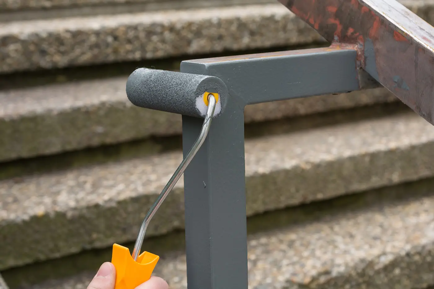 Lackierarbeiten an einem Treppengeländer