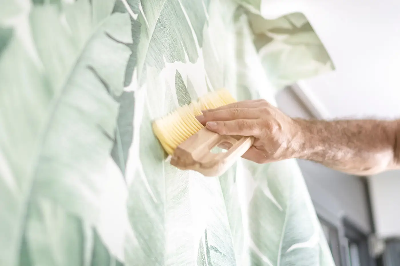 Glattstreichen eine neu angebrachten Tapete