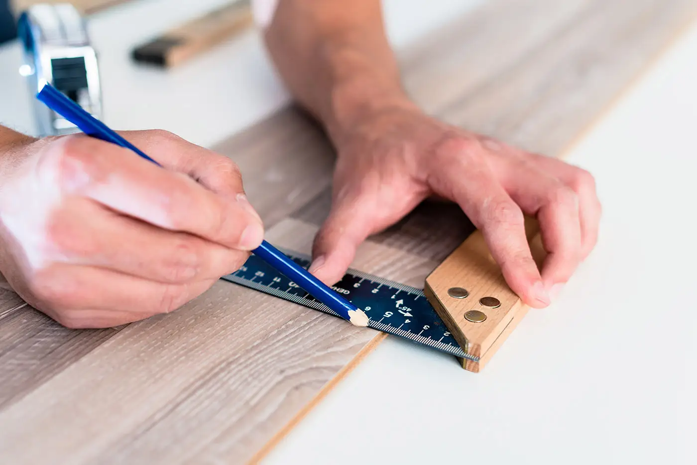 Zuschnitt von Laminat