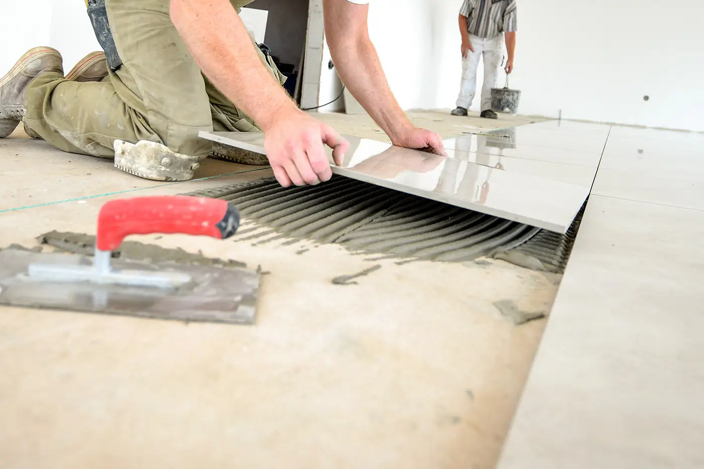 Verlegen von Bodenfliesen
