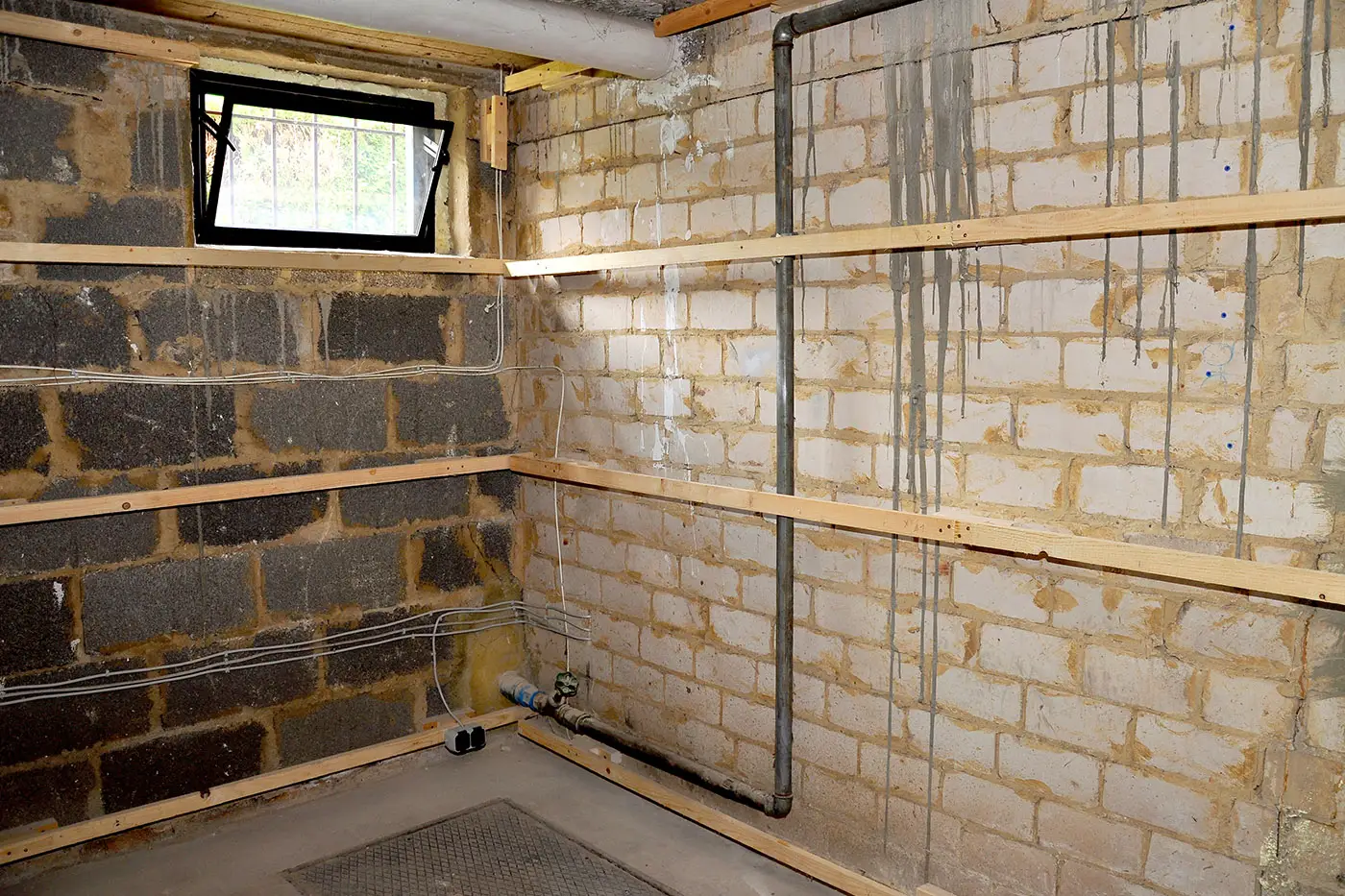 Sanierungsarbeiten in einem Kellerraum