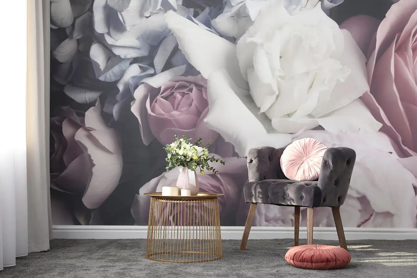 Möbel stehen vor einer Tapete mit einem großen Blütenmotiv