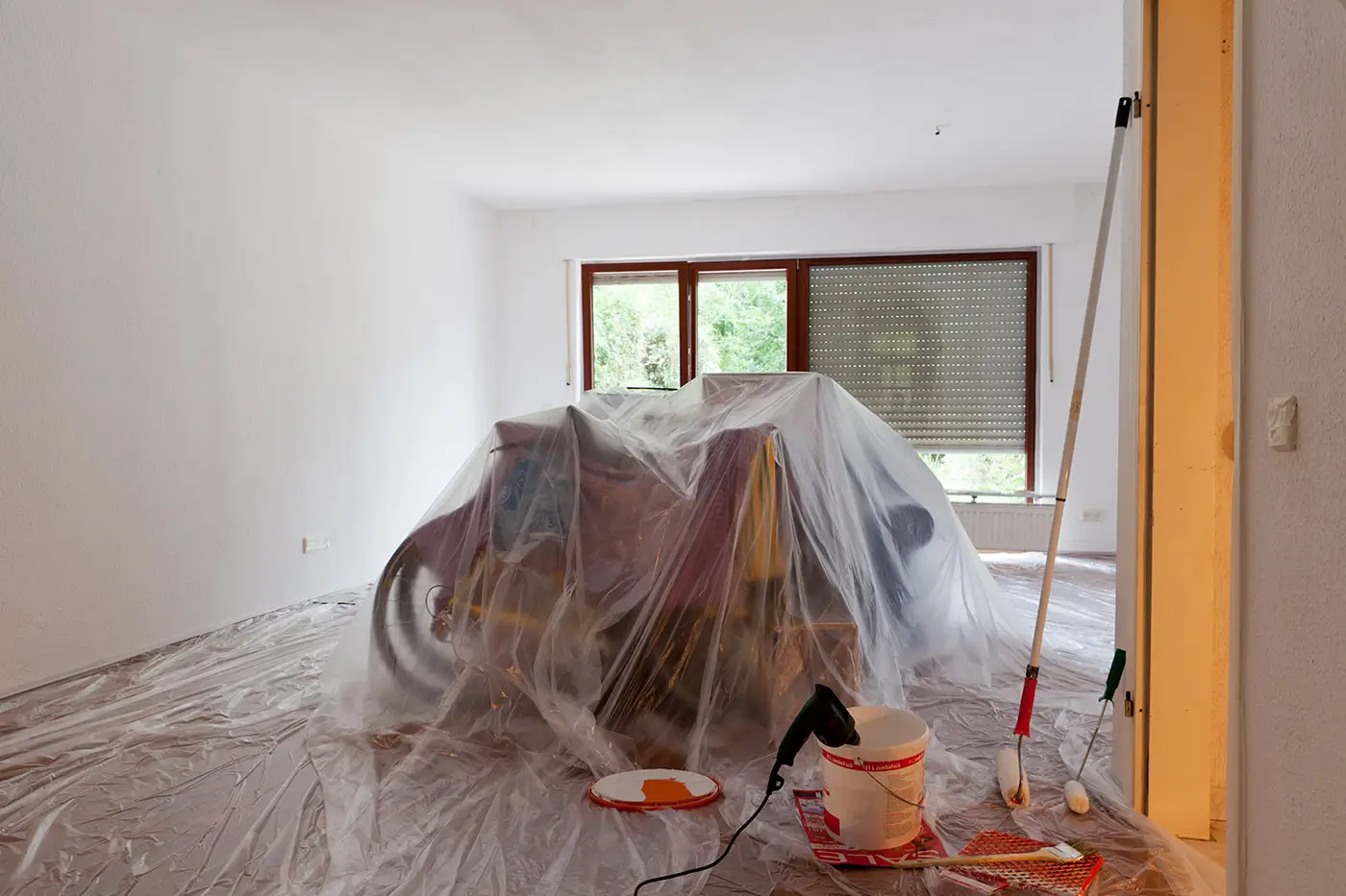 Eine frisch gestrichene Wohnung mit noch geschütztem Mobiliar