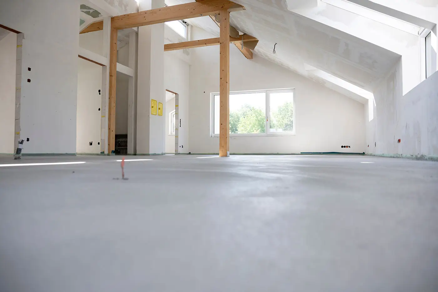 Frisch verlegter Estrichboden in einem Dachgeschossausbau
