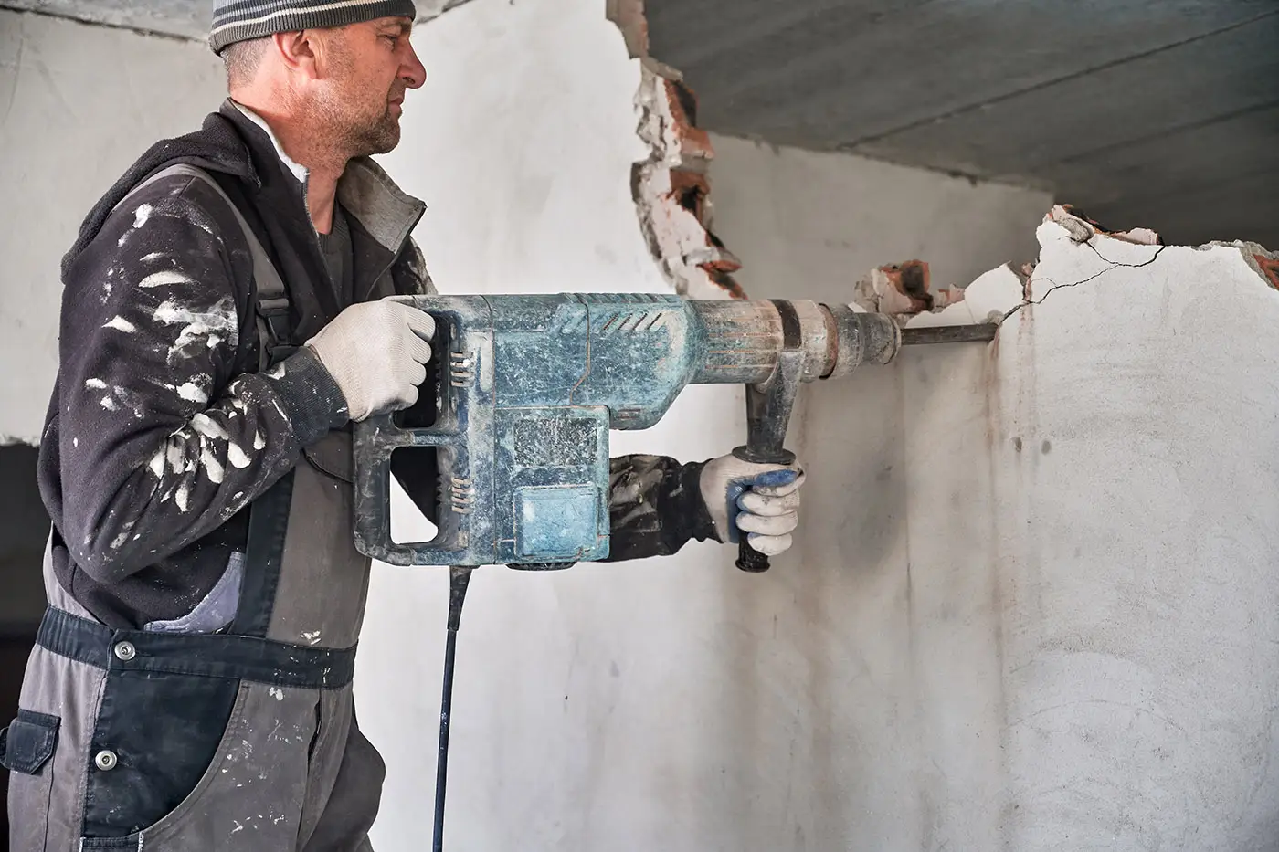 Arbeiter bei Abrissarbeiten mit Bohrhammer