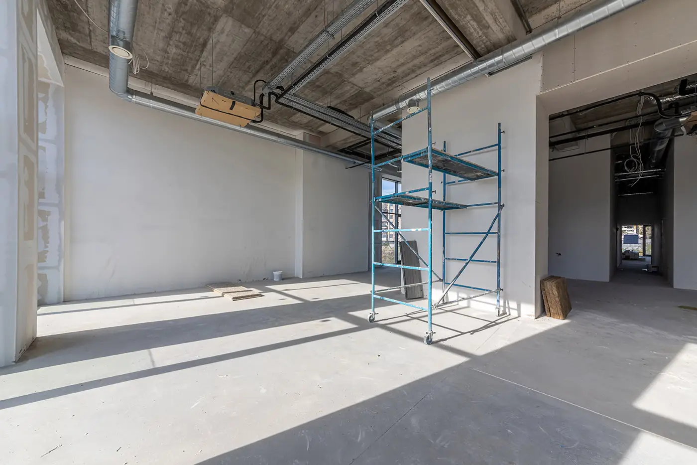 Gerüst in einem Büro das renoviert wird