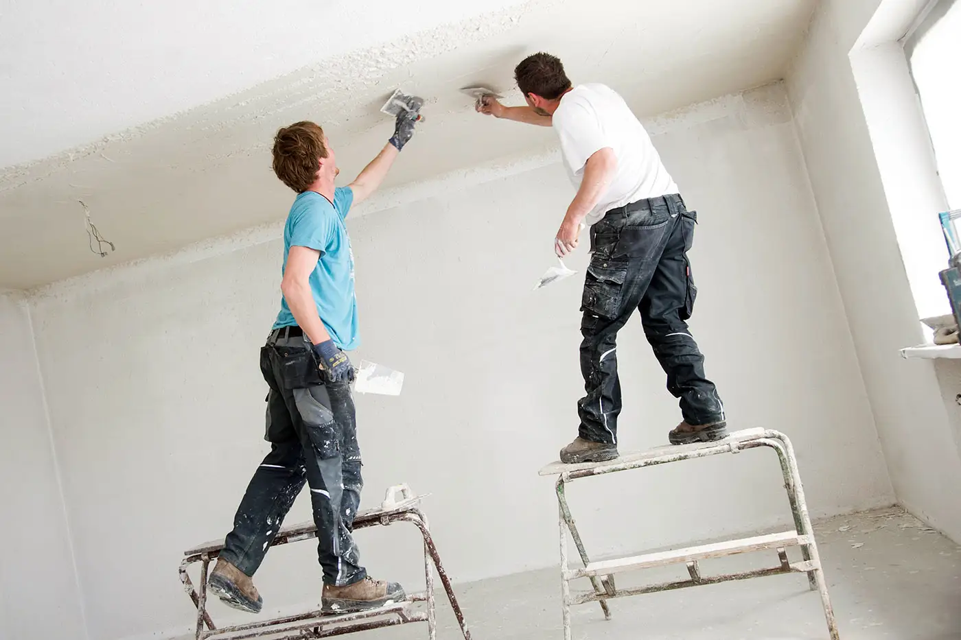 Arbeiter beim Spachteln einer Decke