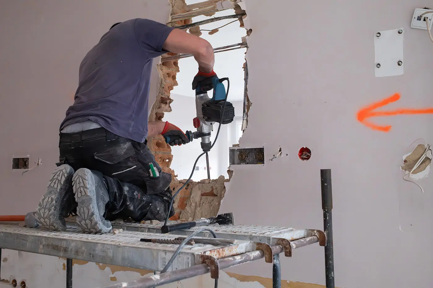 Abrissarbeiten für einen Türdurchbruch durch eine Innenwand