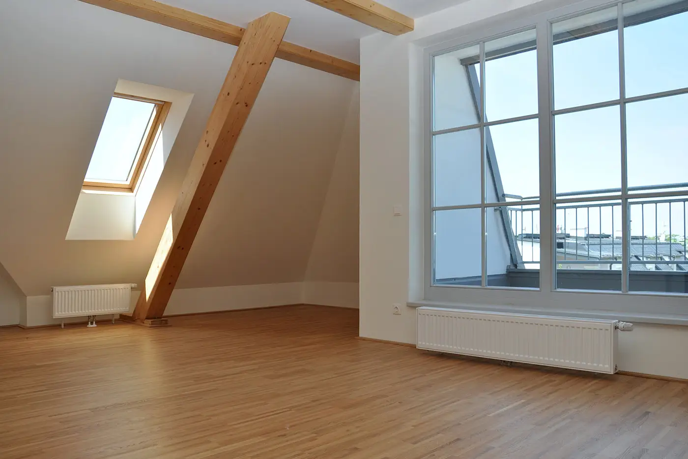Blick in ein frisch ausgebautes Dachgeschoss