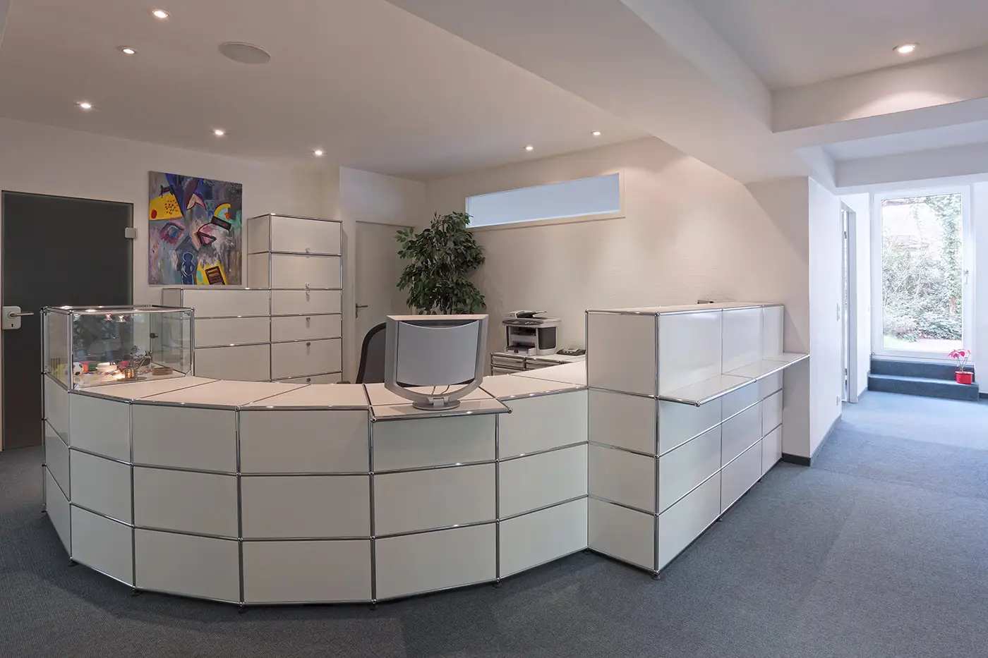 Eine Rezeptionstheke in einer Praxis