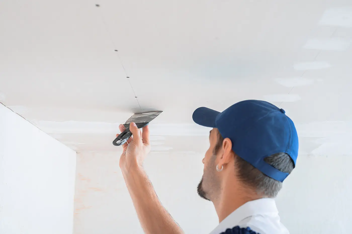 Arbeiter beim Spachteln einer Decke