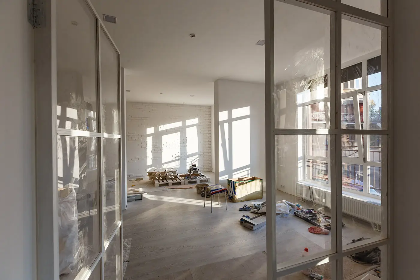 Einziehen von Trockenbauwänden bei der Renovierung eines Büros