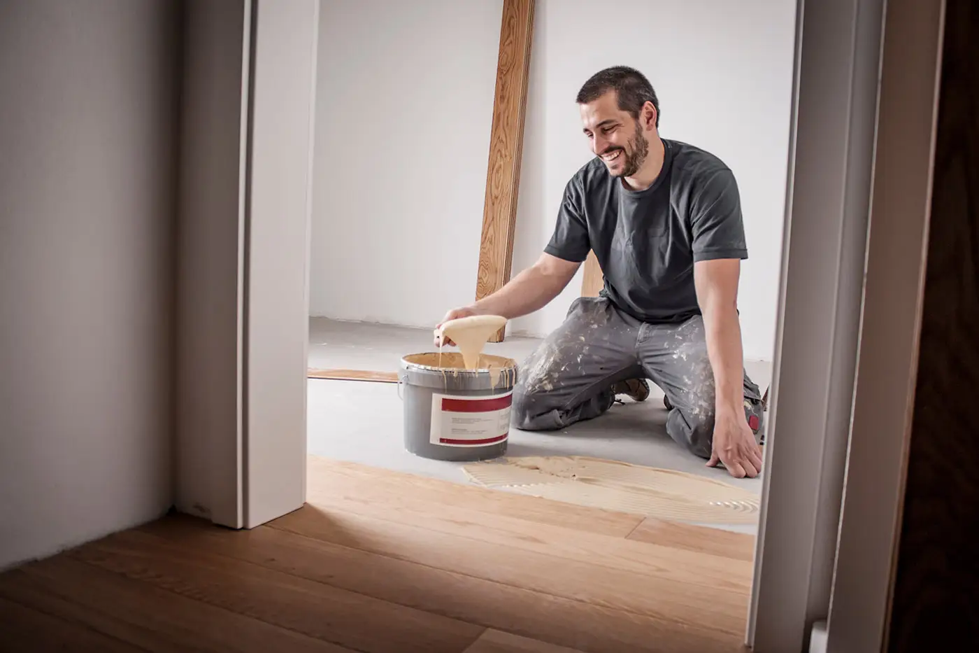 Arbeiter bei der Verlegung von Laminatboden