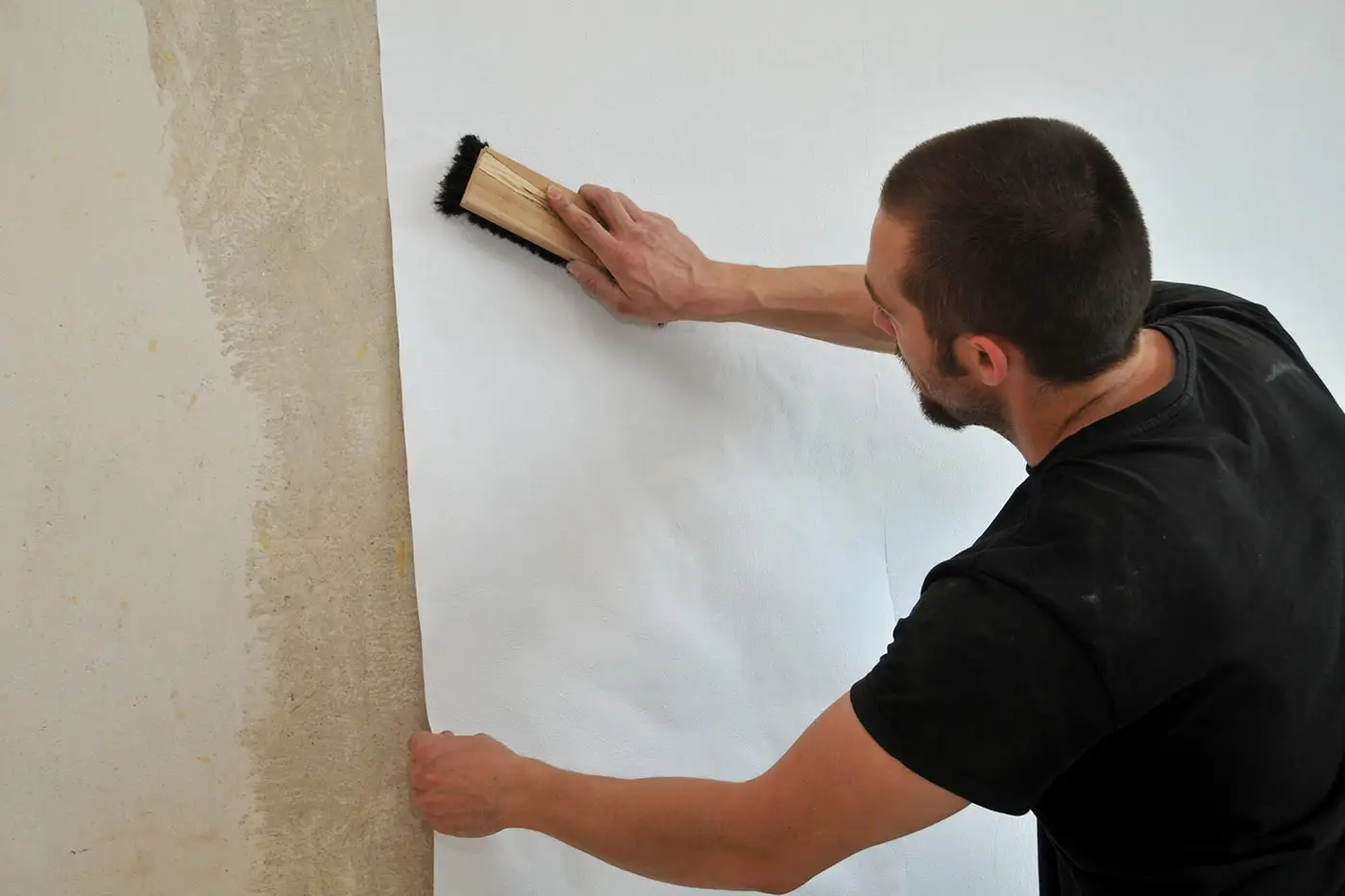 Ein Tapezierer bei der Arbeit
