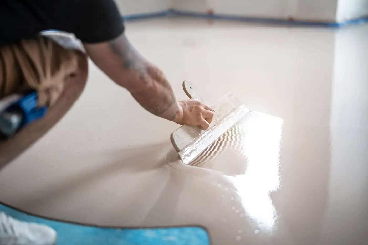 Arbeiter beim Verteilen von Estrich