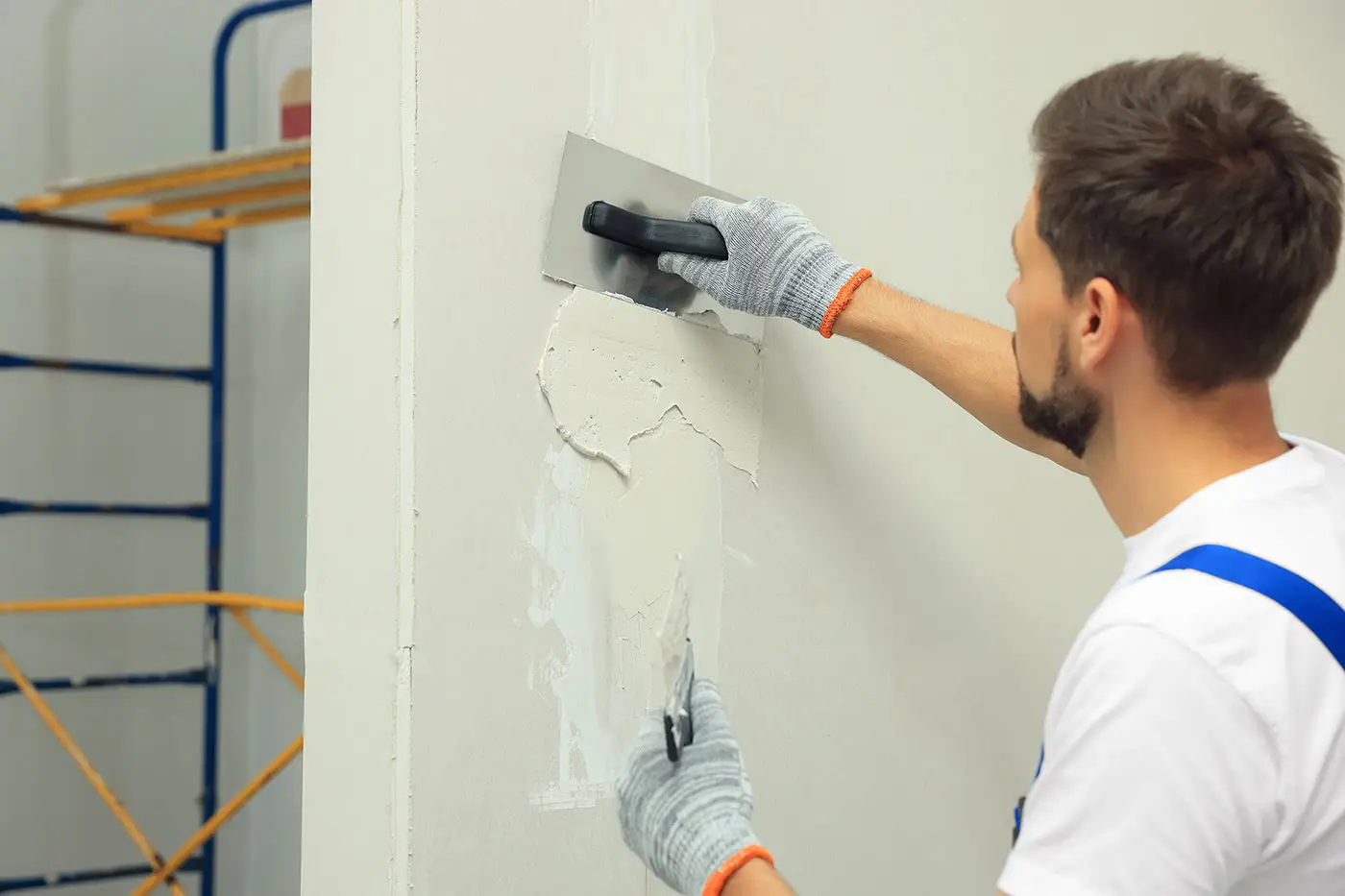 Verspachteln einer Wand