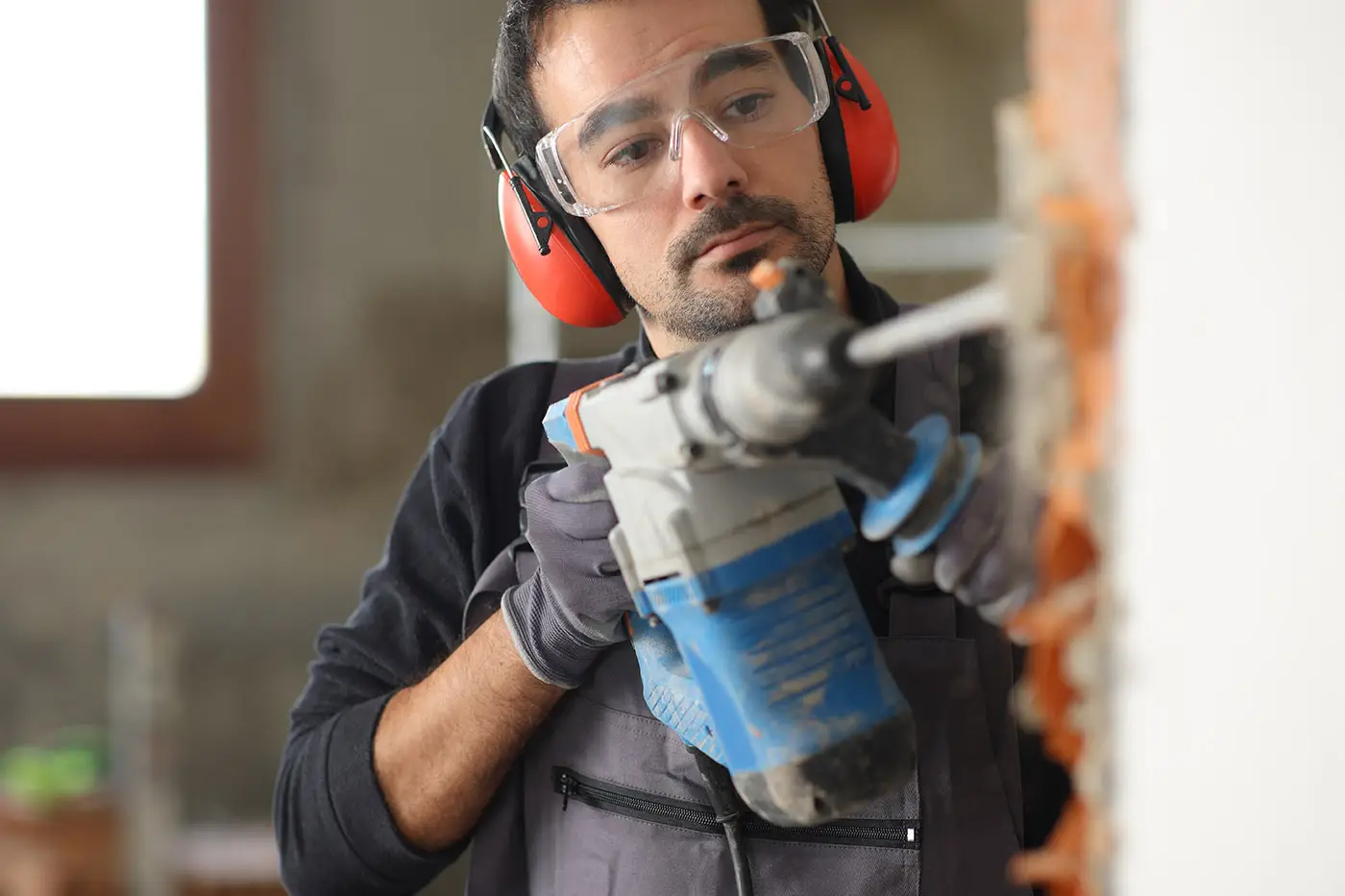 Abrissarbeiten an einer Innenwand