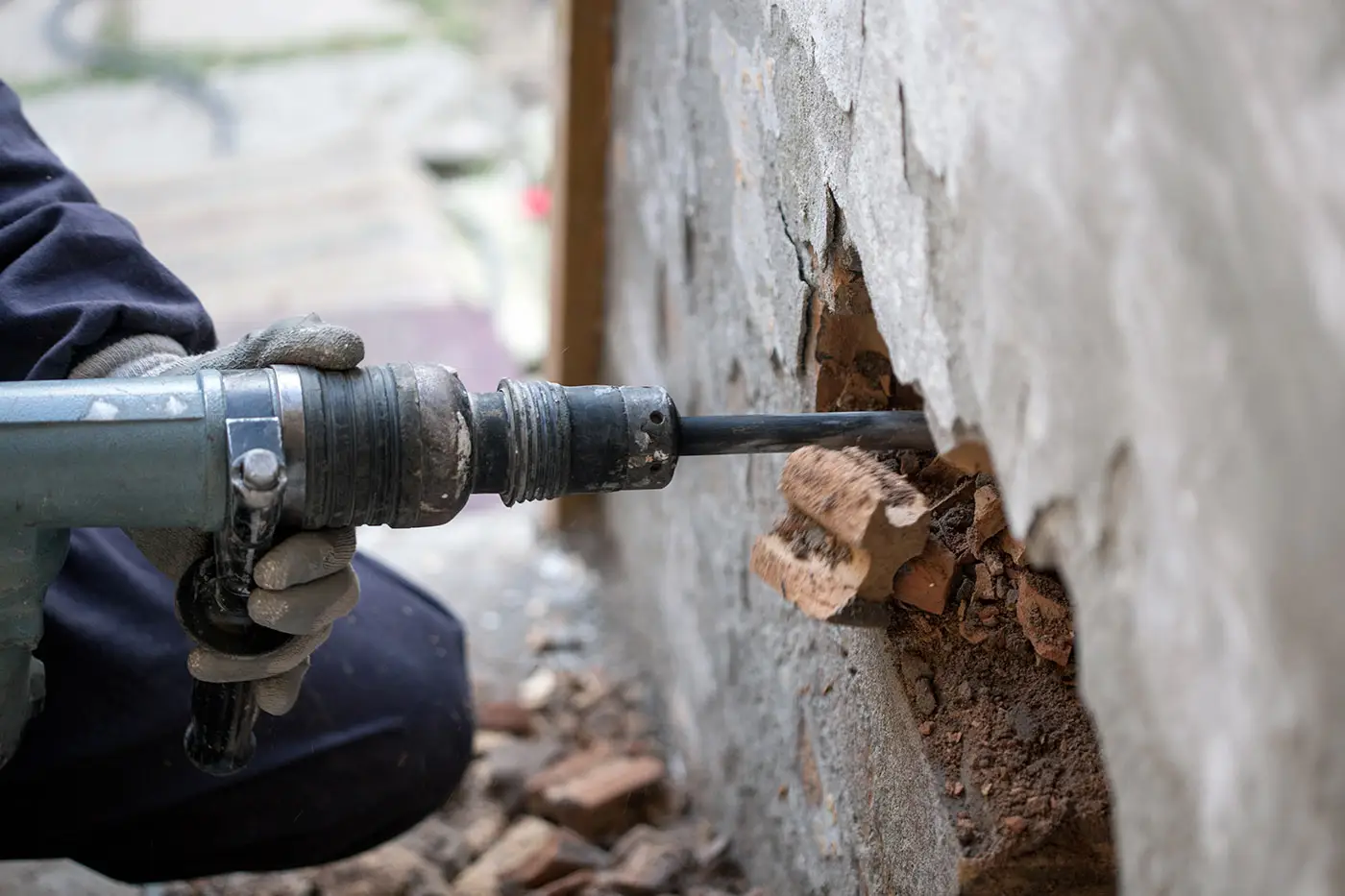Bohrarbeiten an einer Wand im Zuge von Sanierungsarbeiten