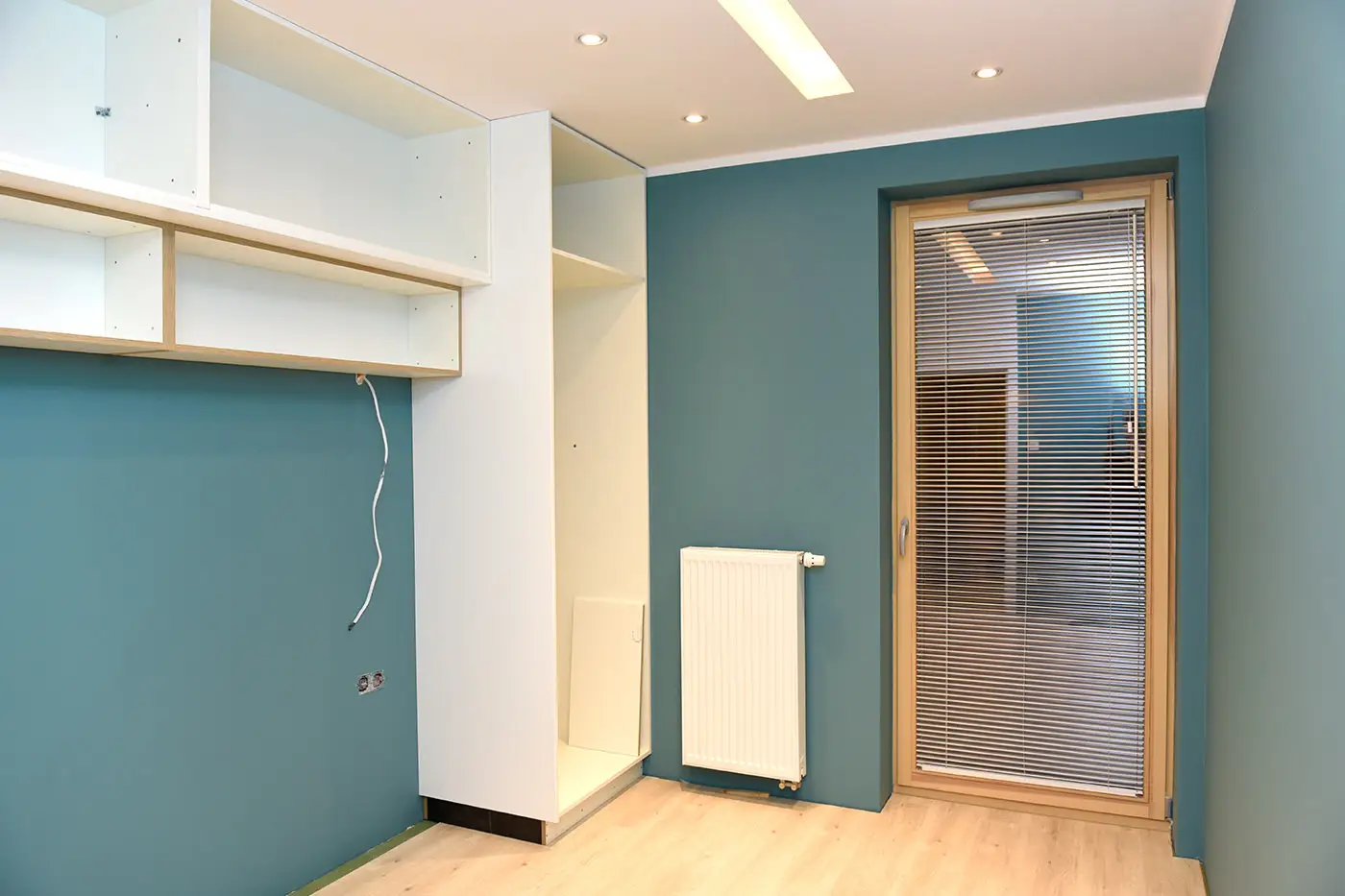 Frisch renovierter Raum mit Wandmöbeln