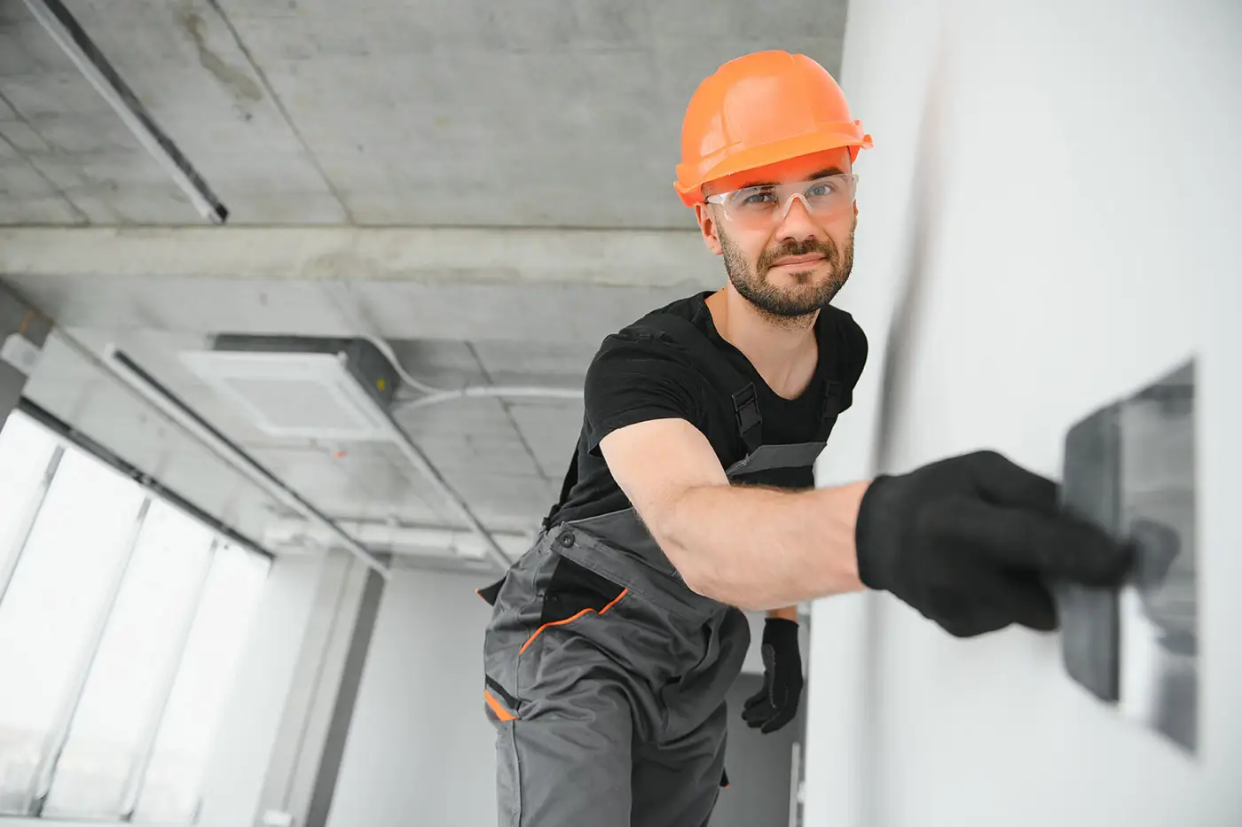 Arbeiter beim Spachteln einer Wand