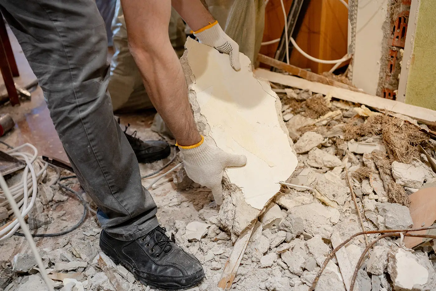 Arbeiter beim Abtransport von anfallendem Material bei Abrissarbeiten