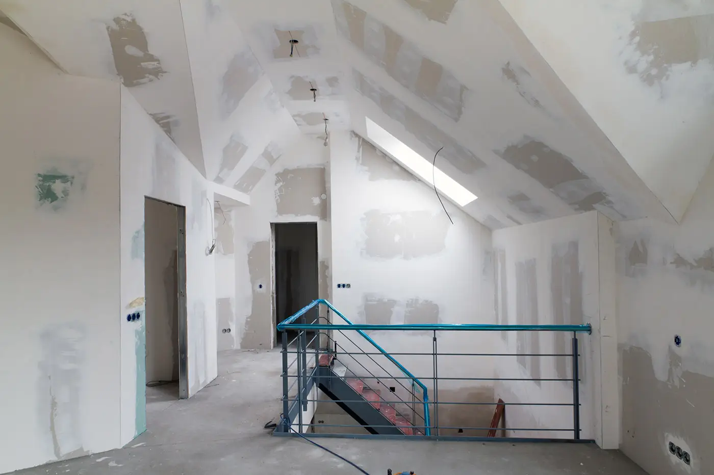 Fertige Trockenbauarbeiten im Dachgeschoss einer Wohnung