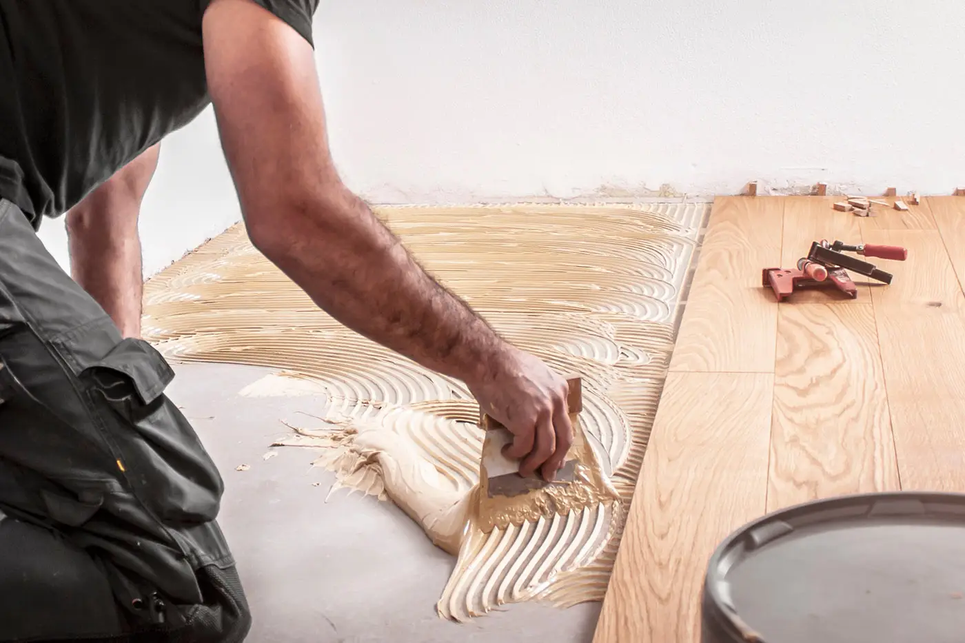 Ein Arbeiter bei der Verlegung von Laminatboden