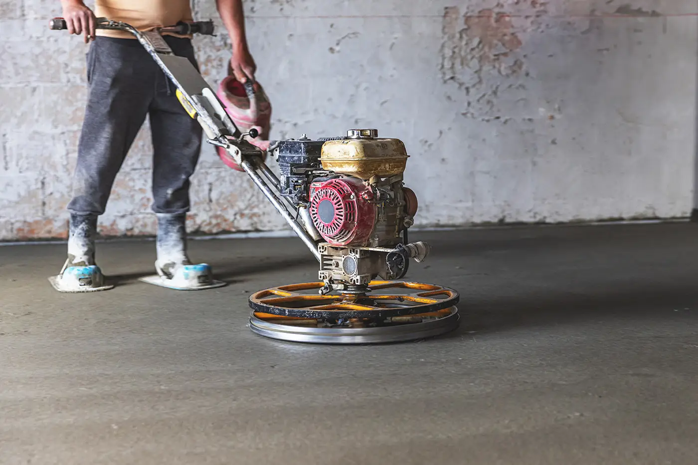 Arbeiter mit Estrichmaschine