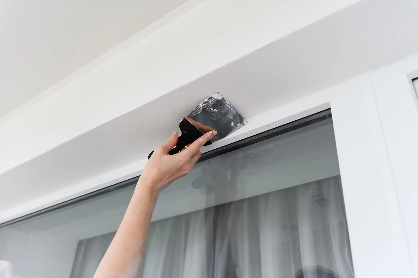 Verspachteln einer Fensterlaibung