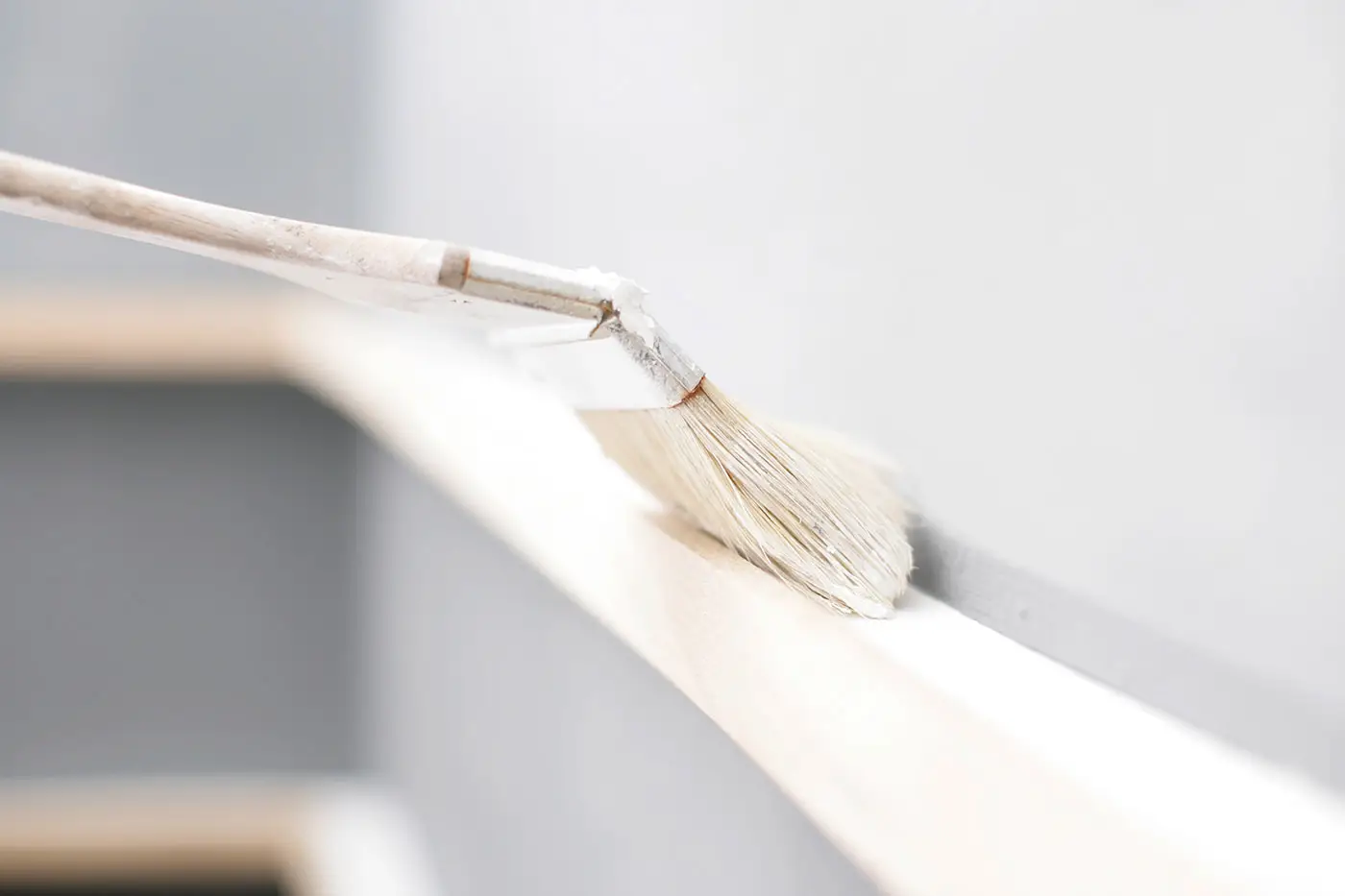 Ein Arbeiter beim Lackieren einer Leiste