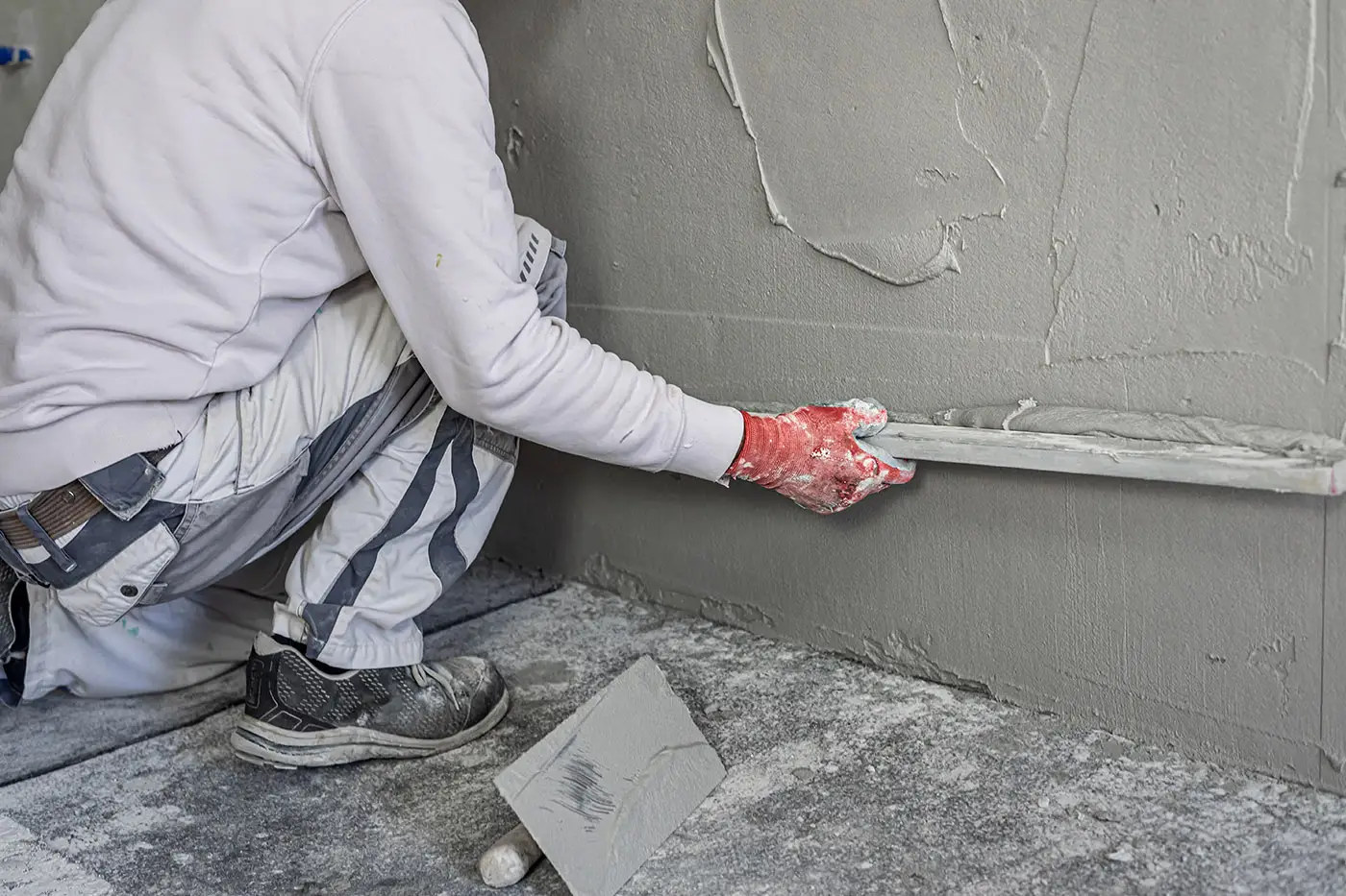 Arbeiter beim Verputzen einer Wand