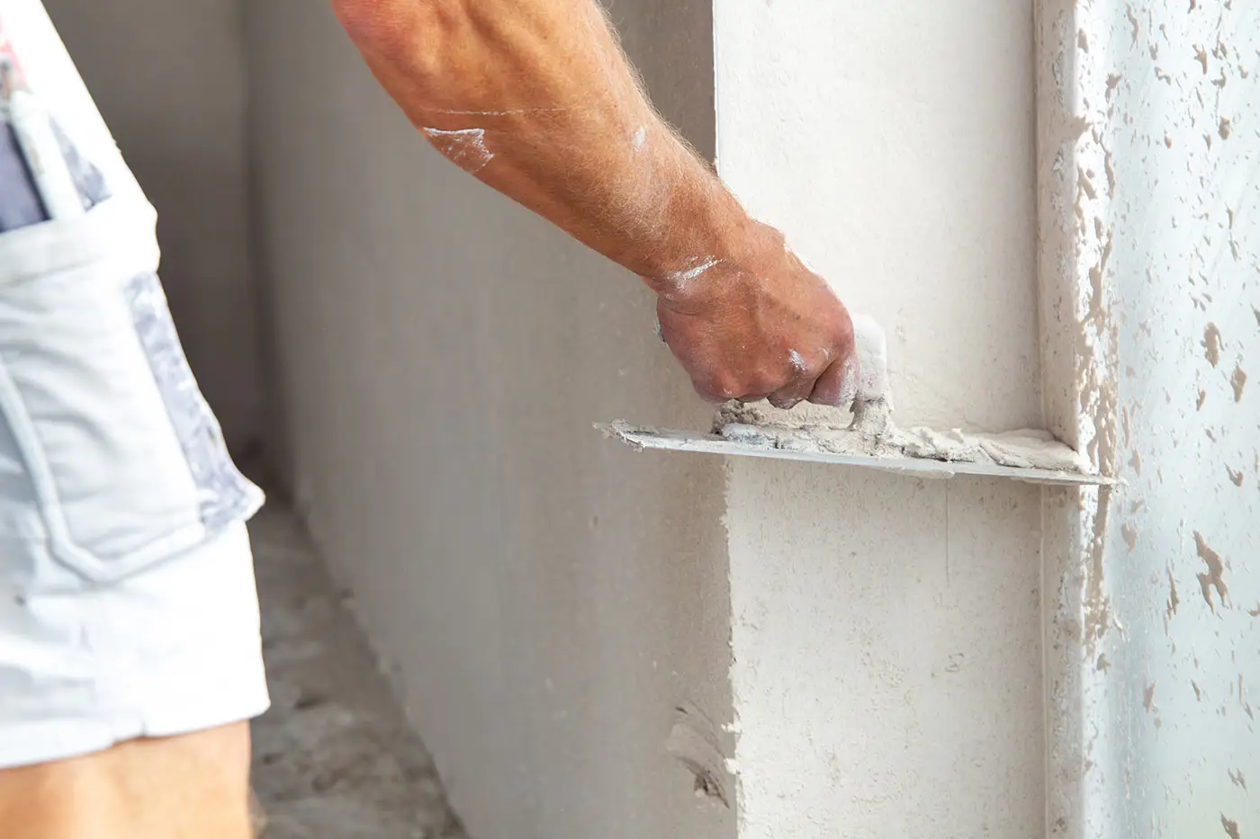 Arbeiter beim Spachteln einer Wand