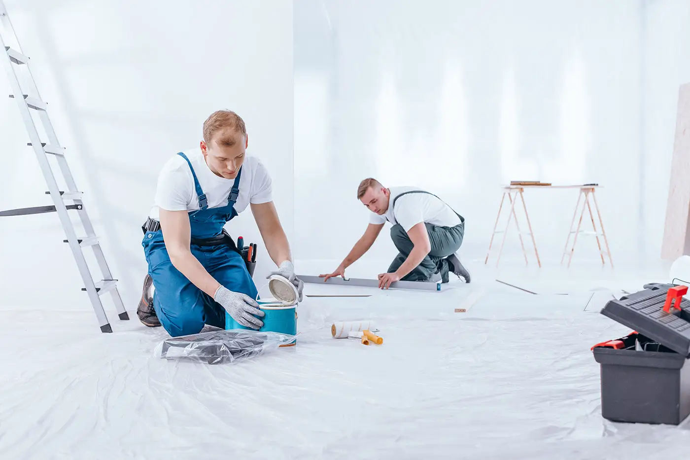 Zwei Maler bei der Vorbereitung der Arbeiten