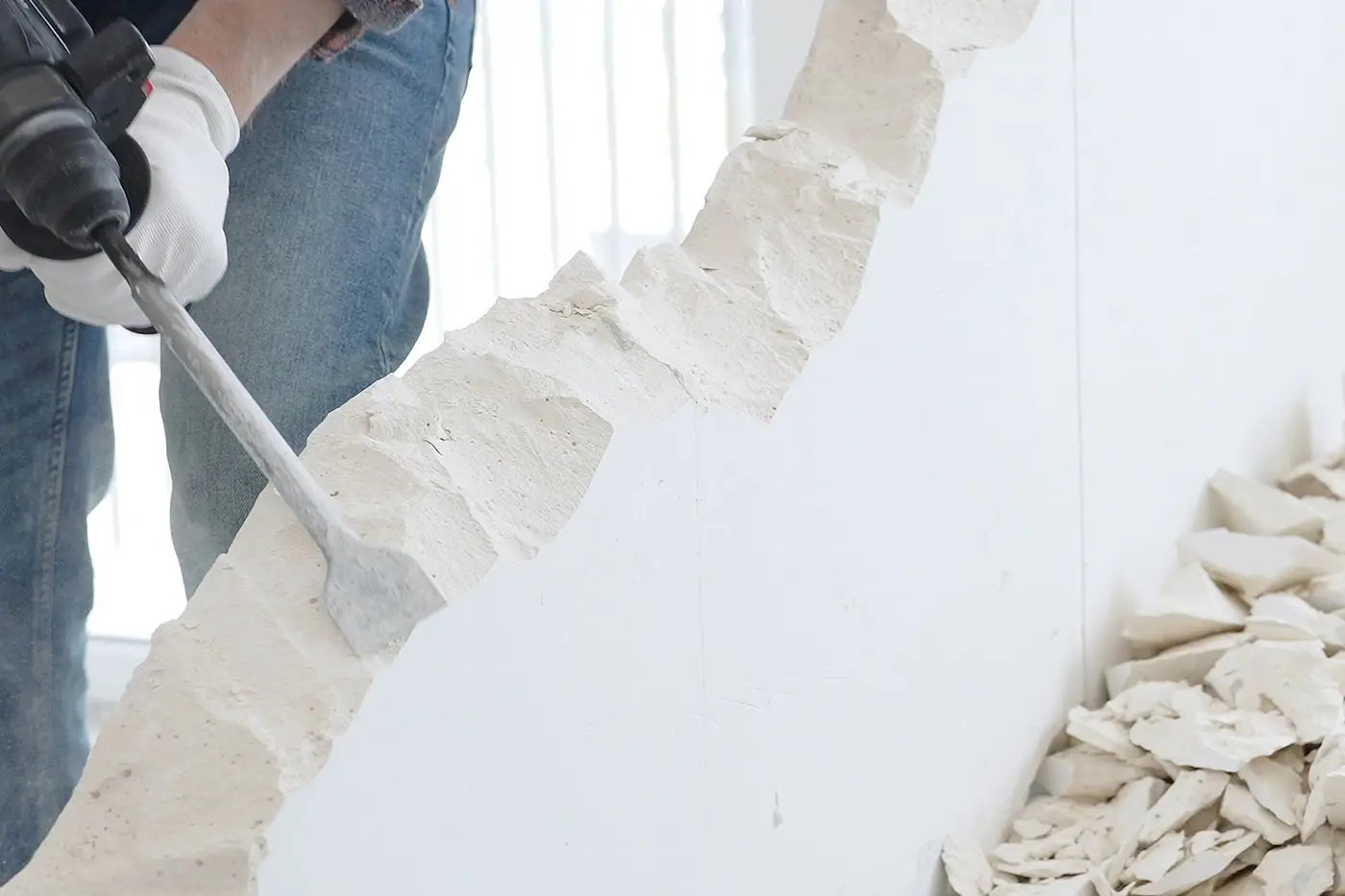 Abrissarbeiten an einer Innenwand