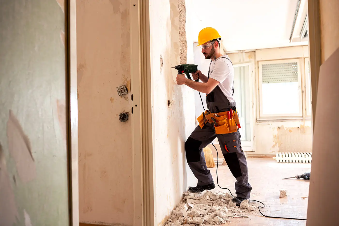 Ein Arbeiter bei Renovierungsarbeiten